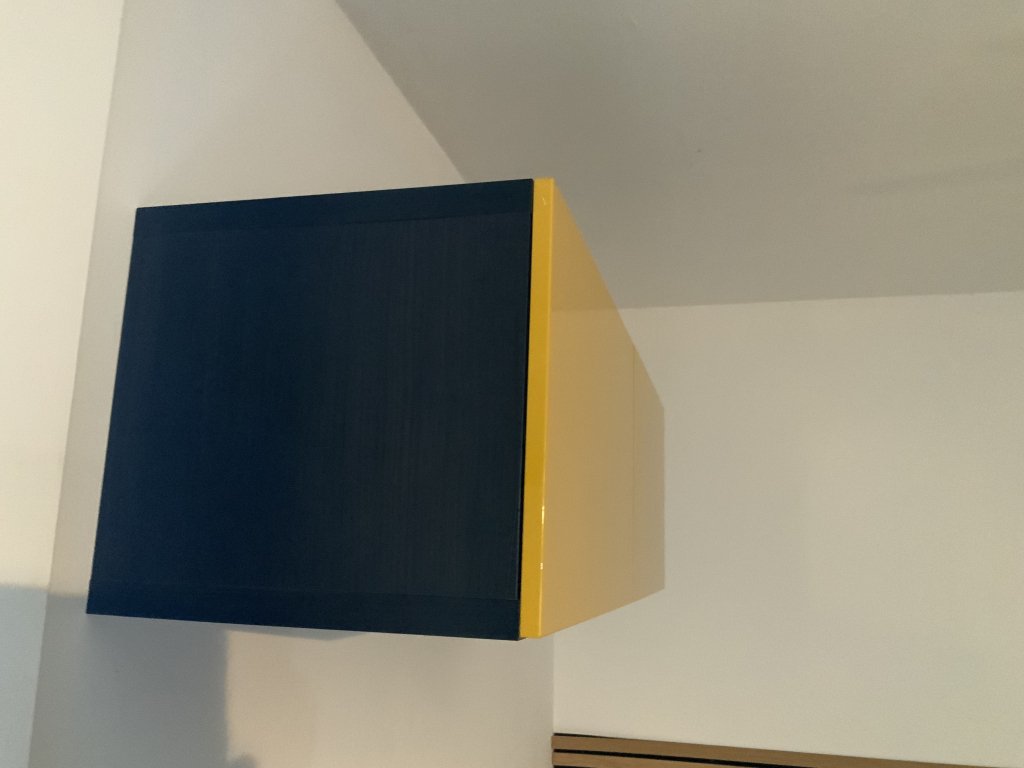 2 x Gelbe  Wandregale  mit Türen zu verkaufen