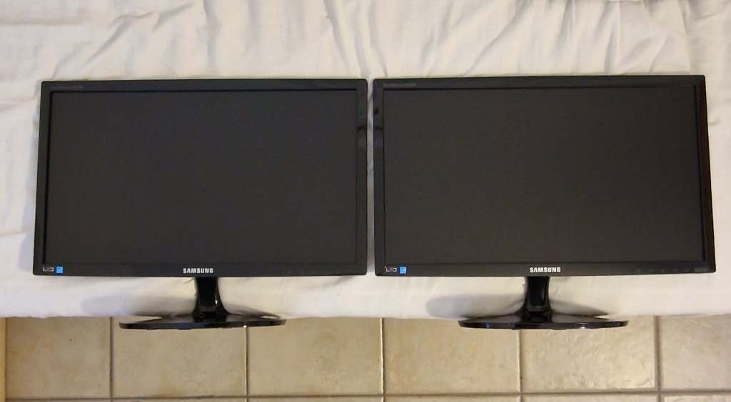 2x LED monitors Samsung SyncMaster SA300B 21.5 inches