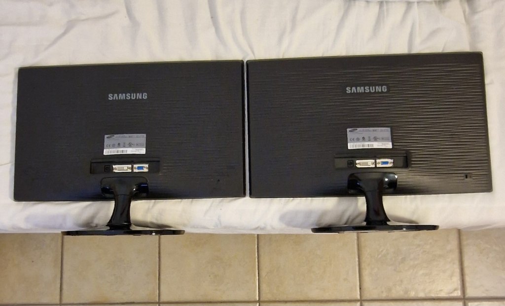 2x LED monitors Samsung SyncMaster SA300B 21.5 inches