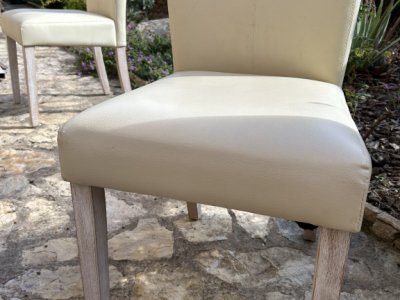 4 sillas de cuero blancas