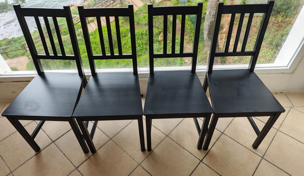 4 sillas negras de madera