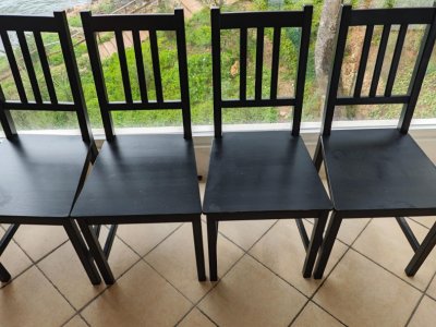 4 sillas negras de madera