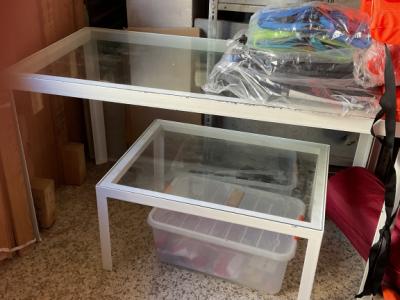 4 mesas de cristal diferentes con estructura de metal blanco