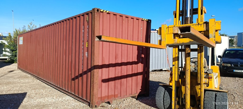 40ft sea container available immediately!