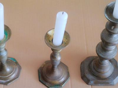 Antike Bronze Kerzenständer mit Patina