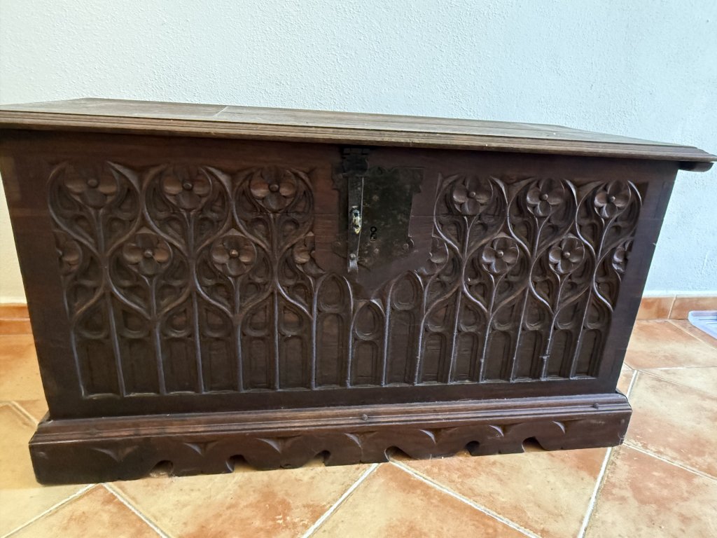Cofre español antiguo c.1900 con tallas a mano