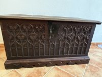 Cofre español antiguo c.1900 con tallas a mano