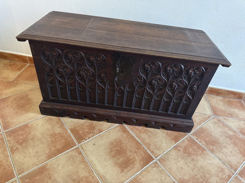 Cofre español antiguo c.1900 con tallas a mano