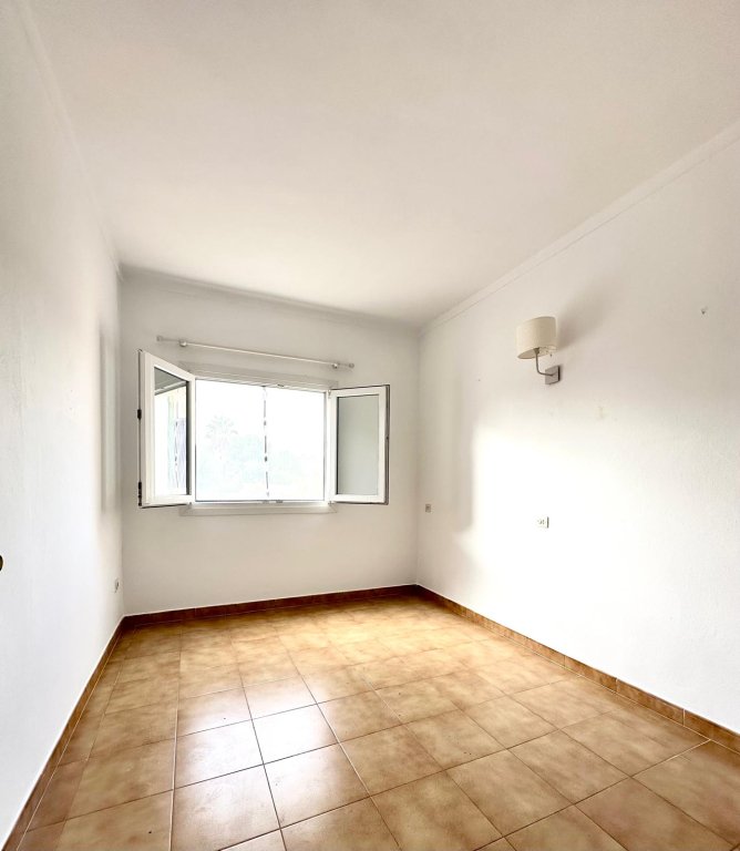 Apartment long-term rental: 2 bedrooms and balcony