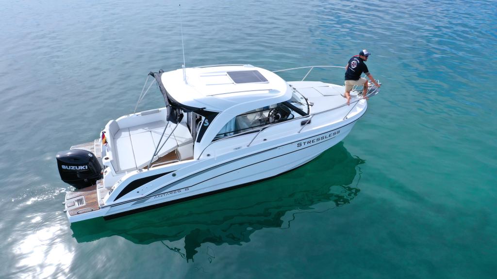 Beneteau Antares 8.0B Motorboat with mooring