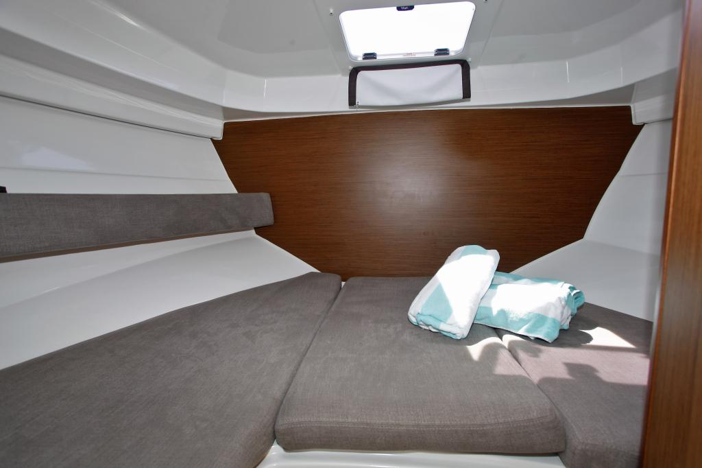 Beneteau Antares 8.0B Motorboat with mooring