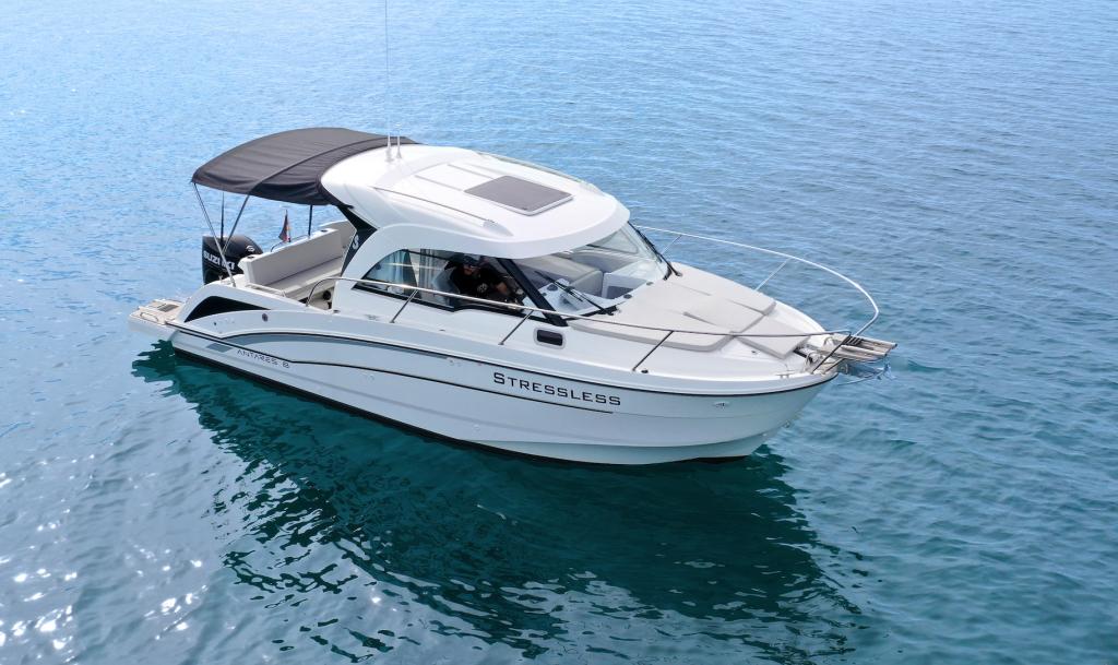 Beneteau Antares 8.0B Motorboat with mooring