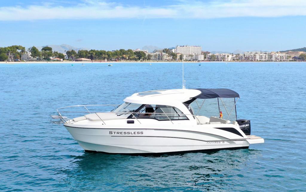 Beneteau Antares 8.0B Motorboat with mooring