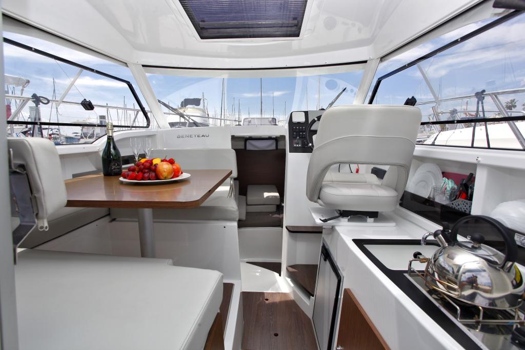 Beneteau Antares 8.0B Motorboat with mooring