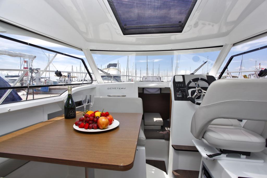 Beneteau Antares 8.0B Motorboat with mooring