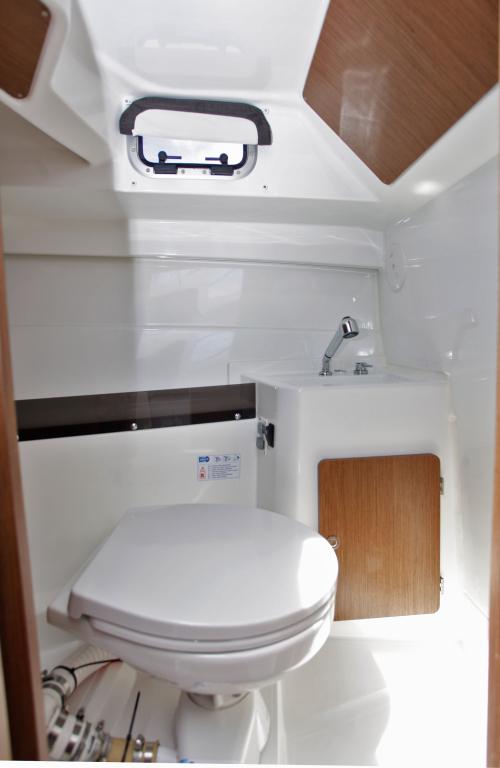 Beneteau Antares 8.0B Motorboat with mooring