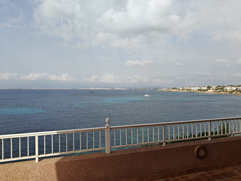 CALA BLAVA: Apartamento de 1 dormitorio con vistas al mar de 180º en la 1ª planta Línea