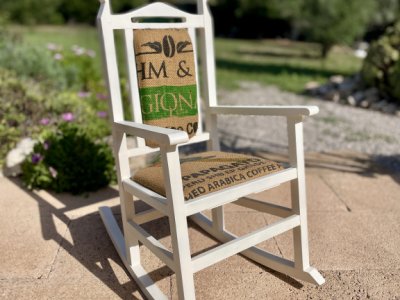 Dekorativer antiker Kinderschaukelstuhl mit Kaffeesack bezogen