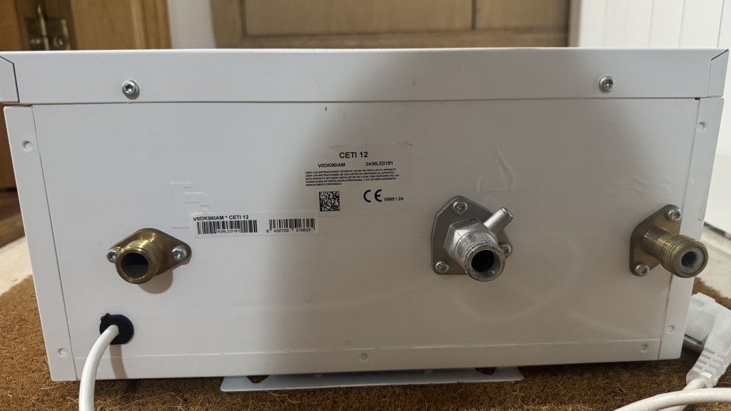 Calentador instantáneo para calefacción de gas de Cointra, incl. conducto de humos