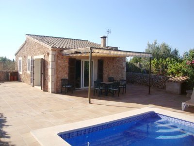 Ground-level, furnished casita with AC; fireplace and pool in the countryside - near Santanyi -- F 184