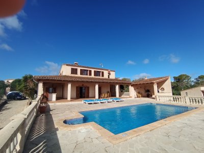 Huge partly furnished finca with oil heating, pool and sea view near Porto Colom — F 181