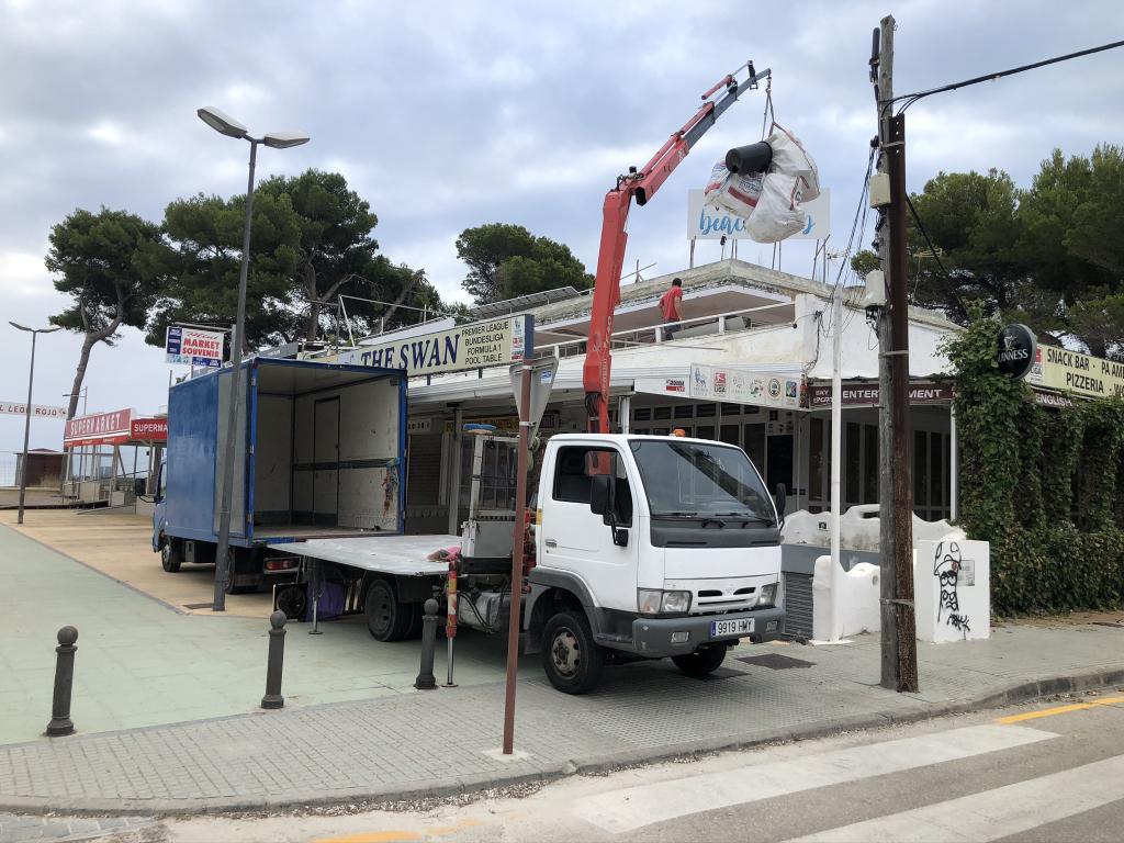 Emptying, dismantling and demolition. Leerung, Räumung und Abbruch.
