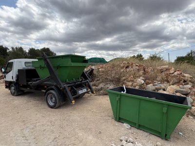 1.5 and 3 m3 containers are rented