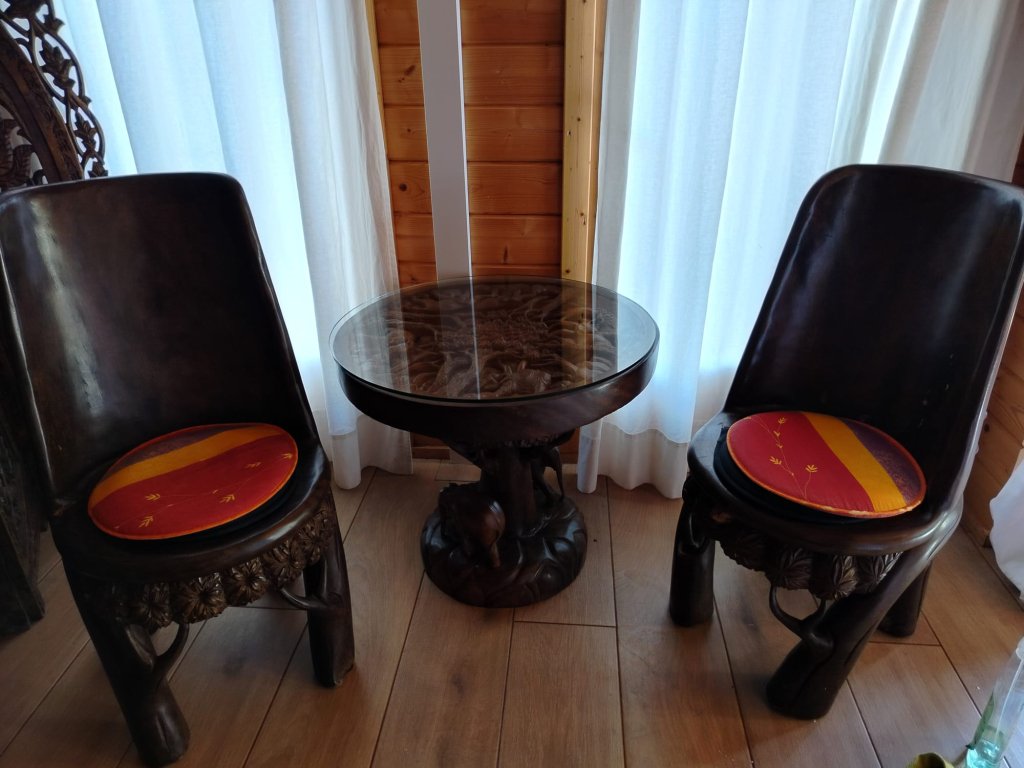 EXCLUSIVO:   Juego de asientos de madera tropical maciza - 4 sillas y 1 mesa