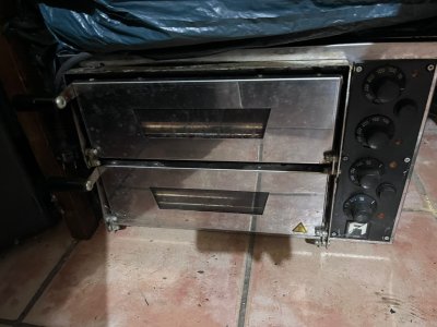 Horno Flammkuchen usado con placas de piedra