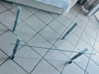 Mesa de cristal con ruedas