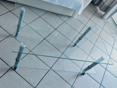 Mesa de cristal con ruedas