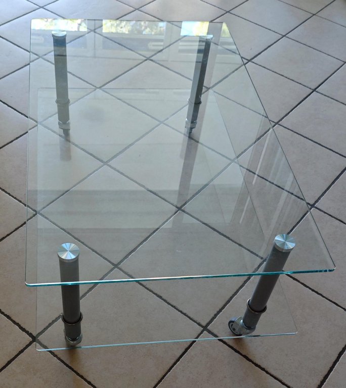 Mesa de cristal con ruedas