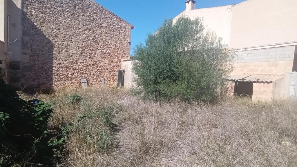 Parcela en ubicación céntrica con un gran trastero en Es LLombards --- S 13