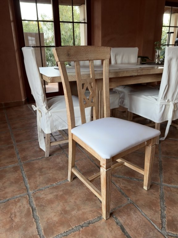 High-quality solid wood dining table with 6 upholstered chairs and removable covers