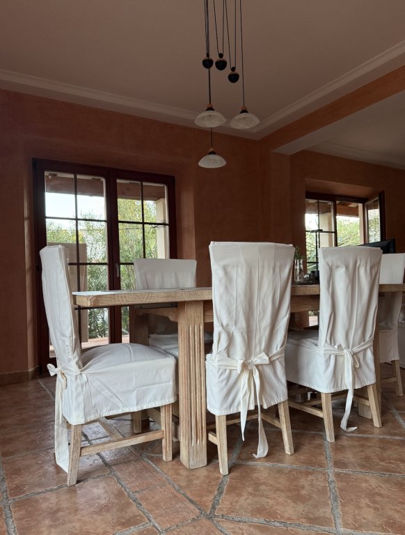 High-quality solid wood dining table with 6 upholstered chairs and removable covers