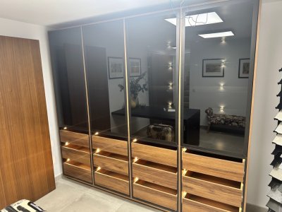 Armario con puertas de cristal e iluminación