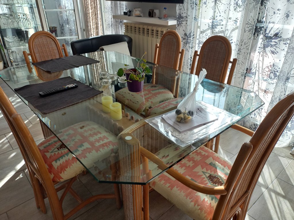 Complete dining room, brown rattan look