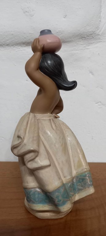 Lladró gres pequeña campesina, blanca