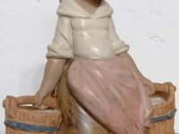 Chica de Lladró con dos cubos