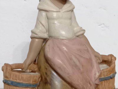 Chica de Lladró con dos cubos