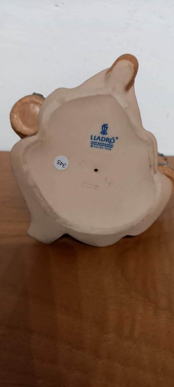 Chica de Lladró con dos cubos