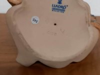 Chica de Lladró con dos cubos