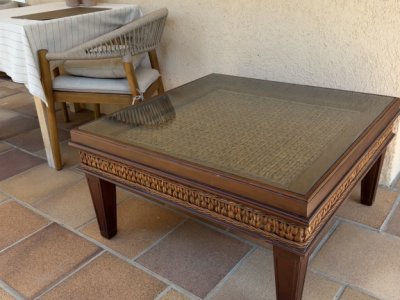 Solid wooden table with glass top in rattan look