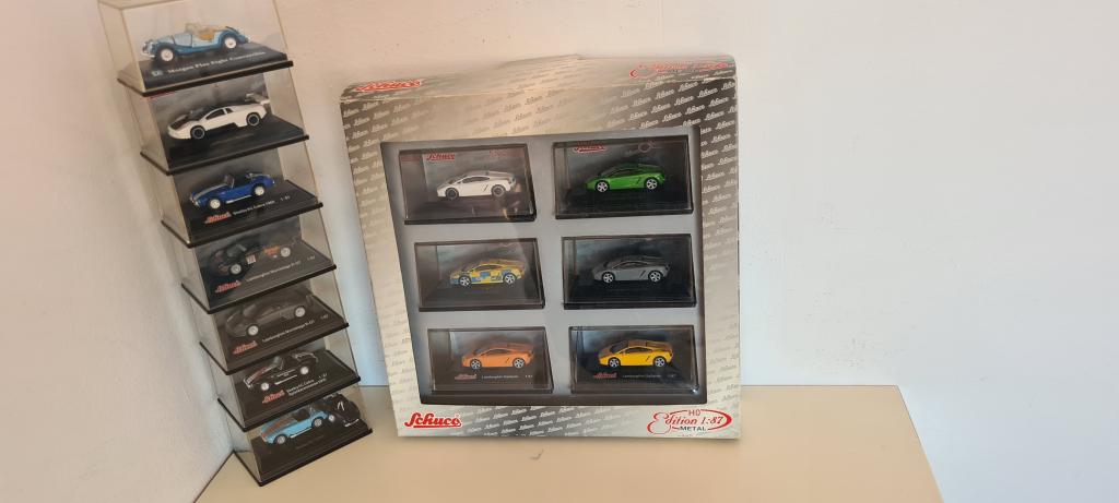 Modellautos abzugeben