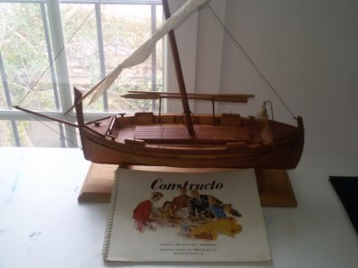 Modellschiff in Vitrine