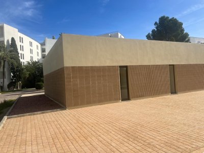 Newly built commercial premises in Cala Millor