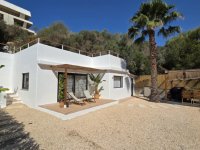 Temporada/Invierno: Chalet en planta baja, reformado, en ubicación boscosa junto a la bahía de Cala Llombards - CH 12 WT