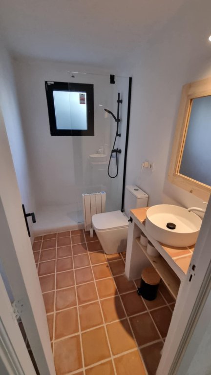 Temporada/Invierno: Chalet en planta baja, reformado, en ubicación boscosa junto a la bahía de Cala Llombards - CH 12 WT