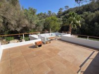 Temporada/Invierno: Chalet en planta baja, reformado, en ubicación boscosa junto a la bahía de Cala Llombards - CH 12 WT