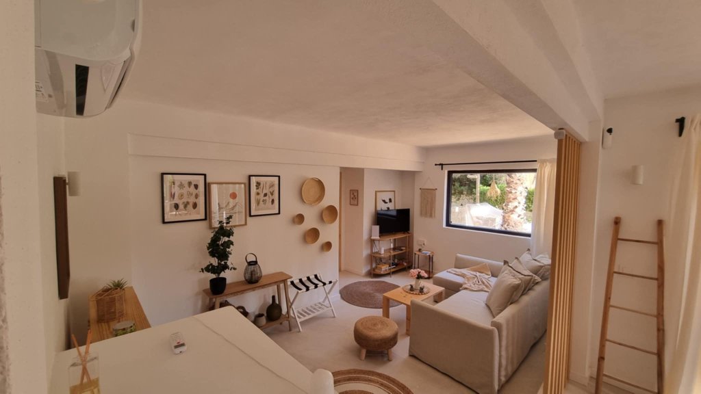 Temporada/Invierno: Chalet en planta baja, reformado, en ubicación boscosa junto a la bahía de Cala Llombards - CH 12 WT